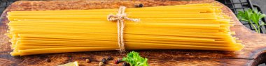 Makarna spagetti çiğ kamış buğday malzemesi masaya taze yemek kırsal yemek üst görünüm uzay yiyecek arka plan fotokopisi