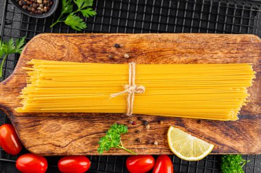 Makarna spagetti çiğ kamış buğday malzemesi masaya taze yemek kırsal yemek üst görünüm uzay yiyecek arka plan fotokopisi