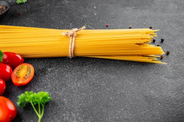 Makarna spagetti çiğ kamış buğday malzemesi masaya taze yemek kırsal yemek üst görünüm uzay yiyecek arka plan fotokopisi