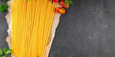 Makarna spagetti çiğ kamış buğday malzemesi masaya taze yemek kırsal yemek üst görünüm uzay yiyecek arka plan fotokopisi