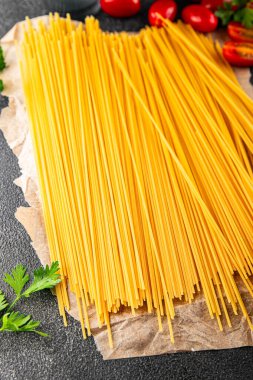 Makarna spagetti çiğ kamış buğday malzemesi masaya taze yemek kırsal yemek üst görünüm uzay yiyecek arka plan fotokopisi