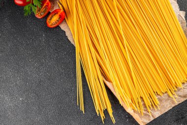 Makarna spagetti çiğ kamış buğday malzemesi masaya taze yemek kırsal yemek üst görünüm uzay yiyecek arka plan fotokopisi