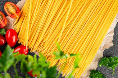Makarna spagetti çiğ kamış buğday malzemesi masaya taze yemek kırsal yemek üst görünüm uzay yiyecek arka plan fotokopisi