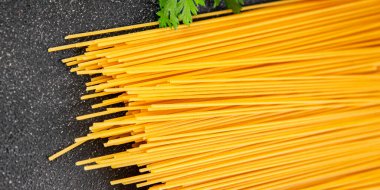 Makarna spagetti çiğ kamış buğday malzemesi masaya taze yemek kırsal yemek üst görünüm uzay yiyecek arka plan fotokopisi