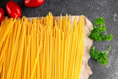 Makarna spagetti çiğ kamış buğday malzemesi masaya taze yemek kırsal yemek üst görünüm uzay yiyecek arka plan fotokopisi