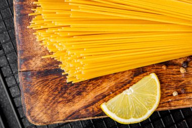 Makarna spagetti çiğ kamış buğday malzemesi masaya taze yemek kırsal yemek üst görünüm uzay yiyecek arka plan fotokopisi