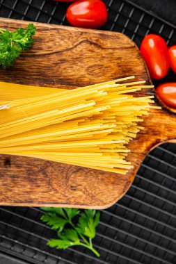 Makarna spagetti çiğ kamış buğday malzemesi masaya taze yemek kırsal yemek üst görünüm uzay yiyecek arka plan fotokopisi