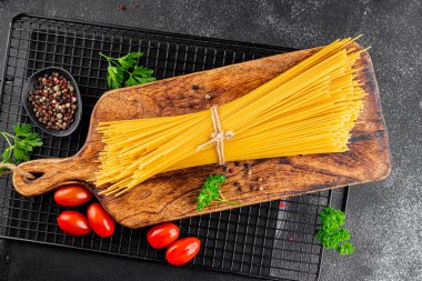 Makarna spagetti çiğ kamış buğday malzemesi masaya taze yemek kırsal yemek üst görünüm uzay yiyecek arka plan fotokopisi