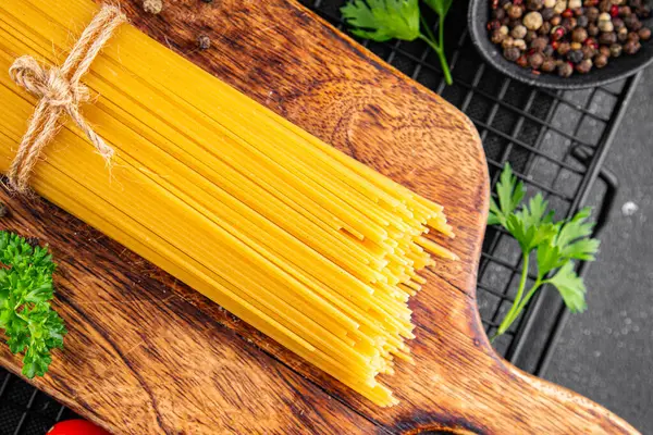 Makarna spagetti çiğ kamış buğday malzemesi masaya taze yemek kırsal yemek üst görünüm uzay yiyecek arka plan fotokopisi