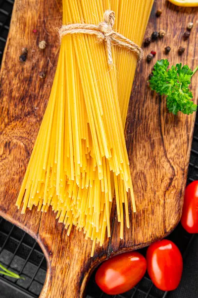 Makarna spagetti çiğ kamış buğday malzemesi masaya taze yemek kırsal yemek üst görünüm uzay yiyecek arka plan fotokopisi