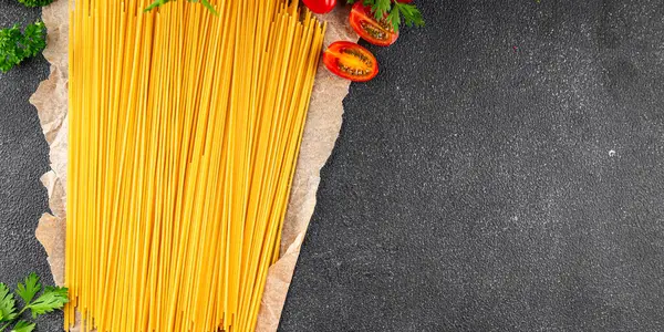 Makarna spagetti çiğ kamış buğday malzemesi masaya taze yemek kırsal yemek üst görünüm uzay yiyecek arka plan fotokopisi