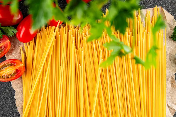 Makarna spagetti çiğ kamış buğday malzemesi masaya taze yemek kırsal yemek üst görünüm uzay yiyecek arka plan fotokopisi
