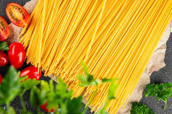 Makarna spagetti çiğ kamış buğday malzemesi masaya taze yemek kırsal yemek üst görünüm uzay yiyecek arka plan fotokopisi