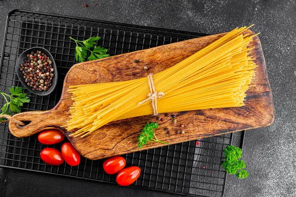 Makarna spagetti çiğ kamış buğday malzemesi masaya taze yemek kırsal yemek üst görünüm uzay yiyecek arka plan fotokopisi