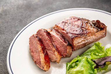 Ördek göğsü rosto et kümes hayvanları taze lezzetli gurme yemek arkaplan masa üzerinde rustik gıda üst görünüm fotokopi alanı