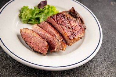 Ördek göğsü rosto et kümes hayvanları taze lezzetli gurme yemek arkaplan masa üzerinde rustik gıda üst görünüm fotokopi alanı