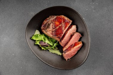 Ördek göğsü rosto et kümes hayvanları taze lezzetli gurme yemek arkaplan masa üzerinde rustik gıda üst görünüm fotokopi alanı