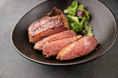 Ördek göğsü rosto et kümes hayvanları taze lezzetli gurme yemek arkaplan masa üzerinde rustik gıda üst görünüm fotokopi alanı