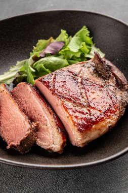 Ördek göğsü rosto et kümes hayvanları taze lezzetli gurme yemek arkaplan masa üzerinde rustik gıda üst görünüm fotokopi alanı