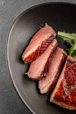 Ördek göğsü rosto et kümes hayvanları taze lezzetli gurme yemek arkaplan masa üzerinde rustik gıda üst görünüm fotokopi alanı