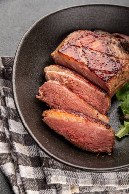 Ördek göğsü rosto et kümes hayvanları taze lezzetli gurme yemek arkaplan masa üzerinde rustik gıda üst görünüm fotokopi alanı