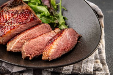 Ördek göğsü rosto et kümes hayvanları taze lezzetli gurme yemek arkaplan masa üzerinde rustik gıda üst görünüm fotokopi alanı