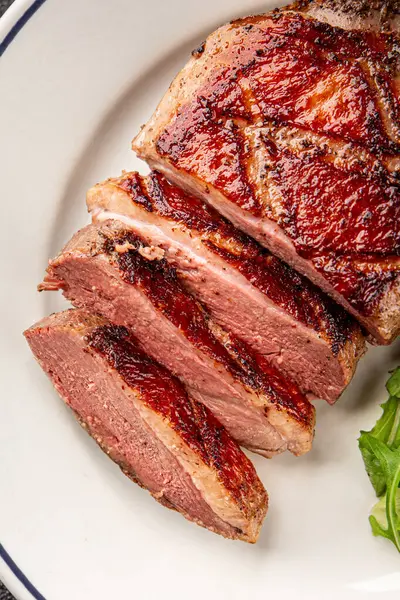 Ördek göğsü rosto et kümes hayvanları taze lezzetli gurme yemek arkaplan masa üzerinde rustik gıda üst görünüm fotokopi alanı