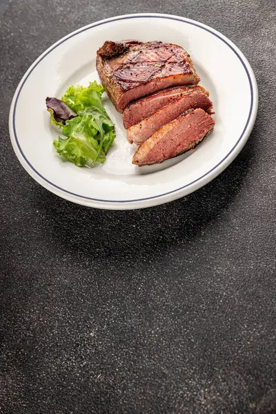 Ördek göğsü rosto et kümes hayvanları taze lezzetli gurme yemek arkaplan masa üzerinde rustik gıda üst görünüm fotokopi alanı