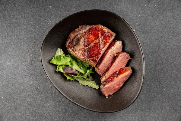 Ördek göğsü rosto et kümes hayvanları taze lezzetli gurme yemek arkaplan masa üzerinde rustik gıda üst görünüm fotokopi alanı