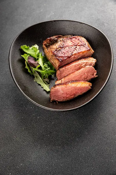 Ördek göğsü rosto et kümes hayvanları taze lezzetli gurme yemek arkaplan masa üzerinde rustik gıda üst görünüm fotokopi alanı