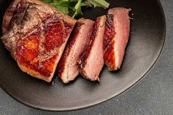 Ördek göğsü rosto et kümes hayvanları taze lezzetli gurme yemek arkaplan masa üzerinde rustik gıda üst görünüm fotokopi alanı