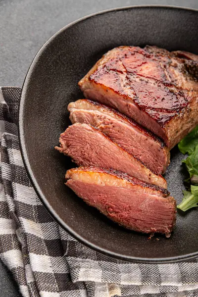 Ördek göğsü rosto et kümes hayvanları taze lezzetli gurme yemek arkaplan masa üzerinde rustik gıda üst görünüm fotokopi alanı
