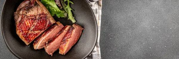 Ördek göğsü rosto et kümes hayvanları taze lezzetli gurme yemek arkaplan masa üzerinde rustik gıda üst görünüm fotokopi alanı