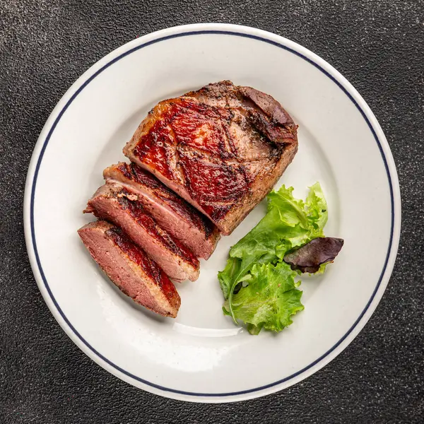 Ördek göğsü rosto et kümes hayvanları taze lezzetli gurme yemek arkaplan masa üzerinde rustik gıda üst görünüm fotokopi alanı