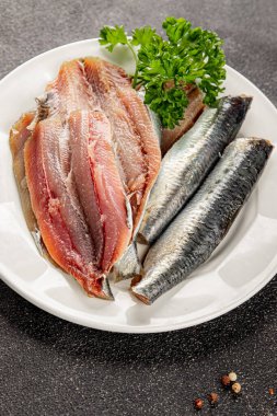 Sardalya çiğ balığı fileto deniz ürünleri ançüezli fileto taze leziz gurme yemek arkaplan masanın üzerinde rustik gıda üst görünümü fotokopi alanı pesseeter diyet