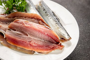 Sardalya çiğ balığı fileto deniz ürünleri ançüezli fileto taze leziz gurme yemek arkaplan masanın üzerinde rustik gıda üst görünümü fotokopi alanı pesseeter diyet