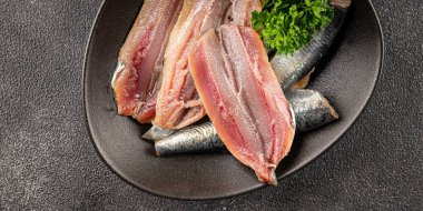 Sardalya çiğ balığı fileto deniz ürünleri ançüezli fileto taze leziz gurme yemek arkaplan masanın üzerinde rustik gıda üst görünümü fotokopi alanı pesseeter diyet