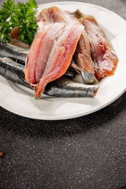 Sardalya çiğ balığı fileto deniz ürünleri ançüezli fileto taze leziz gurme yemek arkaplan masanın üzerinde rustik gıda üst görünümü fotokopi alanı pesseeter diyet
