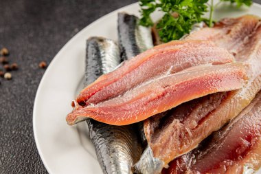 Sardalya çiğ balığı fileto deniz ürünleri ançüezli fileto taze leziz gurme yemek arkaplan masanın üzerinde rustik gıda üst görünümü fotokopi alanı pesseeter diyet