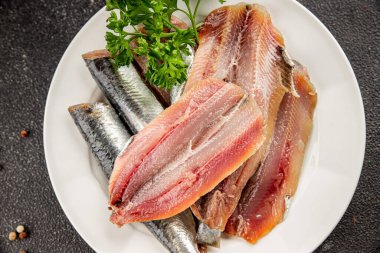 Sardalya çiğ balığı fileto deniz ürünleri ançüezli fileto taze leziz gurme yemek arkaplan masanın üzerinde rustik gıda üst görünümü fotokopi alanı pesseeter diyet