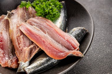 Sardalya çiğ balığı fileto deniz ürünleri ançüezli fileto taze leziz gurme yemek arkaplan masanın üzerinde rustik gıda üst görünümü fotokopi alanı pesseeter diyet