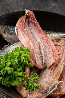 Sardalya çiğ balığı fileto deniz ürünleri ançüezli fileto taze leziz gurme yemek arkaplan masanın üzerinde rustik gıda üst görünümü fotokopi alanı pesseeter diyet