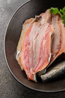 Sardalya çiğ balığı fileto deniz ürünleri ançüezli fileto taze leziz gurme yemek arkaplan masanın üzerinde rustik gıda üst görünümü fotokopi alanı pesseeter diyet