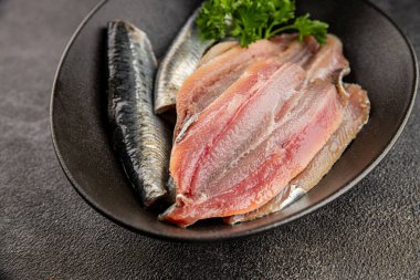 Sardalya çiğ balığı fileto deniz ürünleri ançüezli fileto taze leziz gurme yemek arkaplan masanın üzerinde rustik gıda üst görünümü fotokopi alanı pesseeter diyet