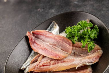 Sardalya çiğ balığı fileto deniz ürünleri ançüezli fileto taze leziz gurme yemek arkaplan masanın üzerinde rustik gıda üst görünümü fotokopi alanı pesseeter diyet