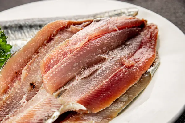 Sardalya çiğ balığı fileto deniz ürünleri ançüezli fileto taze leziz gurme yemek arkaplan masanın üzerinde rustik gıda üst görünümü fotokopi alanı pesseeter diyet