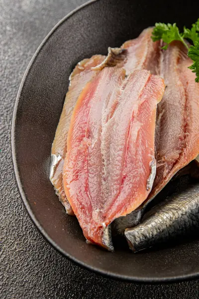 Sardalya çiğ balığı fileto deniz ürünleri ançüezli fileto taze leziz gurme yemek arkaplan masanın üzerinde rustik gıda üst görünümü fotokopi alanı pesseeter diyet