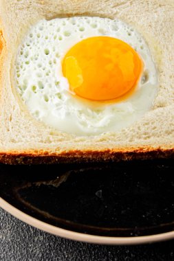 Kavrulmuş gazhane yumurtaları sepette lezzetli atıştırmalıklar bir kase lezzetli gurme yemek arka planında masa rustik gıda üst görünümde fotokopi alanı