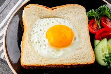 Kavrulmuş gazhane yumurtaları sepette lezzetli atıştırmalıklar bir kase lezzetli gurme yemek arka planında masa rustik gıda üst görünümde fotokopi alanı