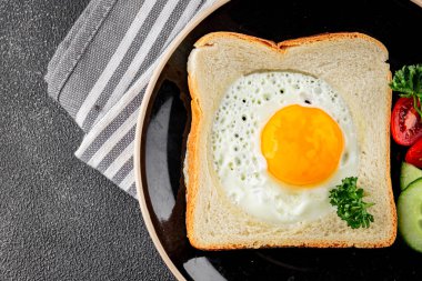 Kavrulmuş gazhane yumurtaları sepette lezzetli atıştırmalıklar bir kase lezzetli gurme yemek arka planında masa rustik gıda üst görünümde fotokopi alanı